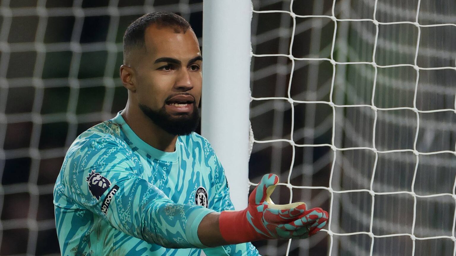 Chelsea star criticized for taking fewer touches than Sanchez against Wolves