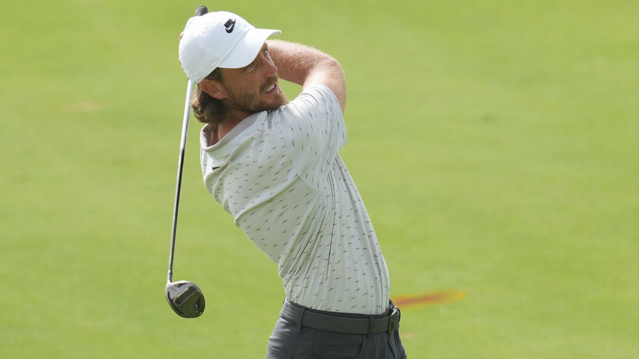 Fleetwood's Lowry joins five players tied for lead in Abu Dhabi Championship