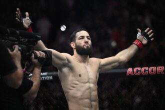 Nasudin Imavov thanks the crowd at UFC Paris