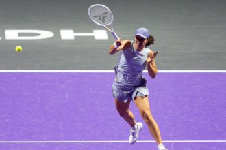 Swiatek defeats Keys in straight sets in WTA Finals opener