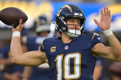 Today's featured games, best bets, odds: Steelers vs. Chargers, NBA and more