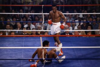 Sugar Ray Leonard defeats Wilfred Benitez in 1979 match