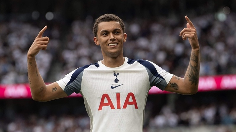 Crystal Palace agree contract with Brennan Johnson