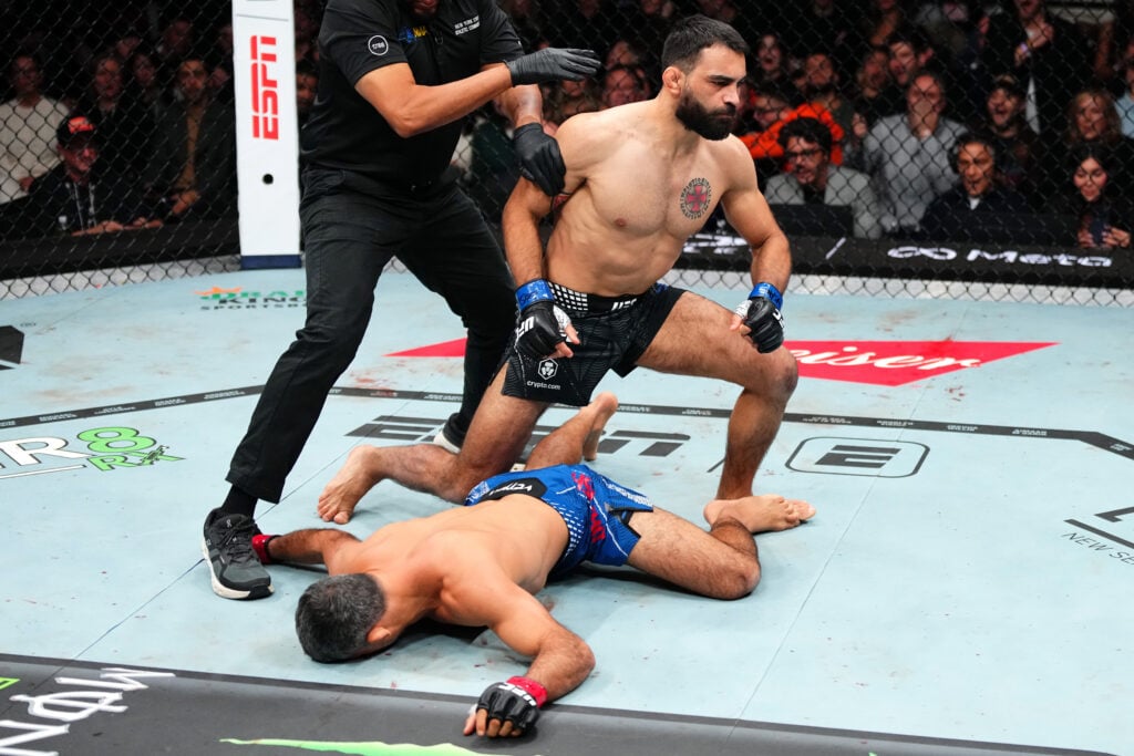 Benoît Saint-Denis KOs Beneil Darish in their UFC 322 fight