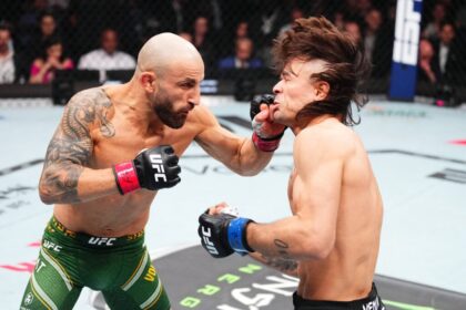 Alexander Volkanovski punches Diego Lopez in their fight at UFC 314