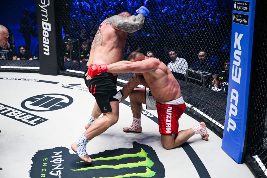 Image of Eddie Hall hitting Mausz Pujanovski at KSW 105