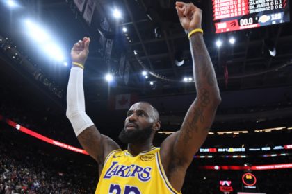 LeBron James' double-digit scoring streak ends in typical LeBron fashion