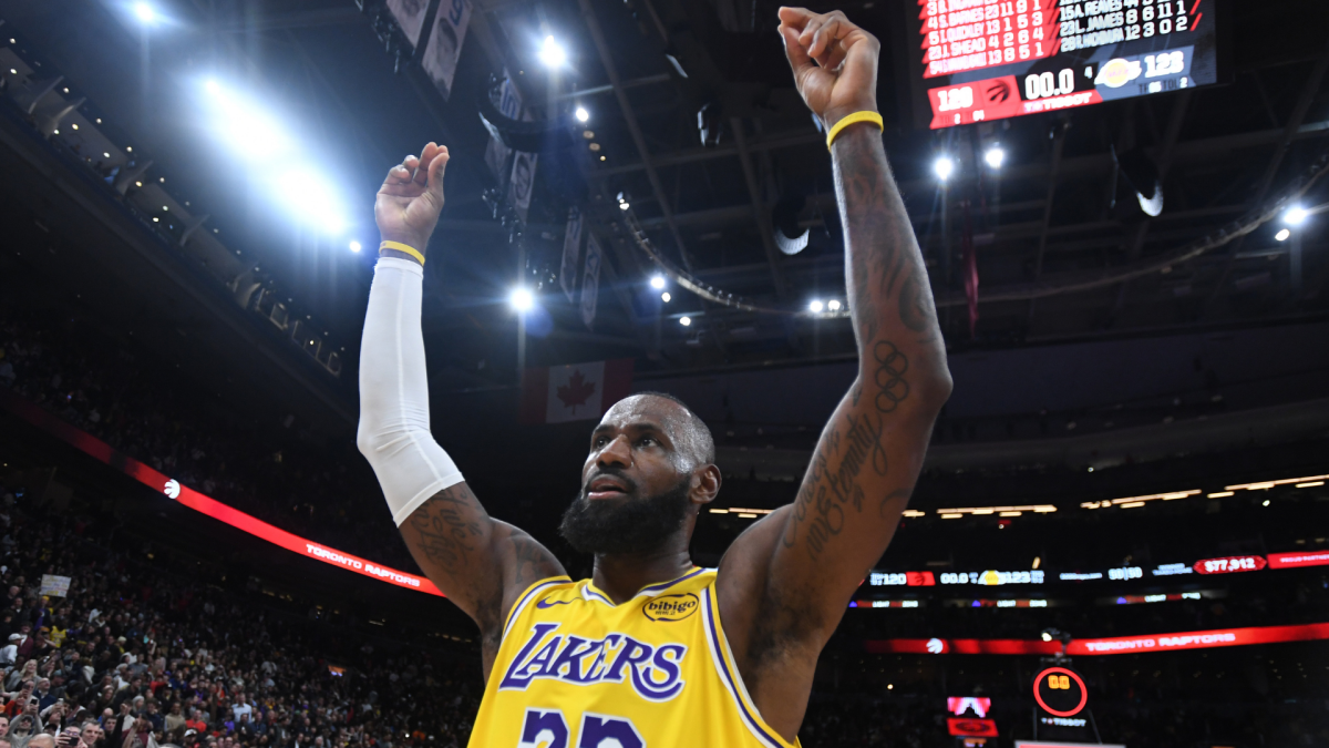 LeBron James' double-digit scoring streak ends in typical LeBron fashion