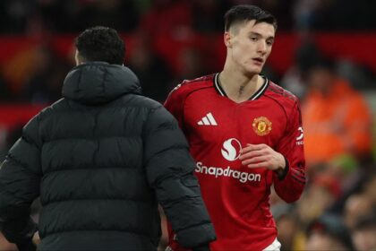 The £105,000-a-week bastard should never play for Man United again.