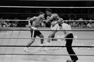 Thomas Hearns and Wilfred Benitez exchange punches in 1982