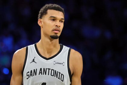 Victor Wembaneyama leaves game against Knicks with foot injury