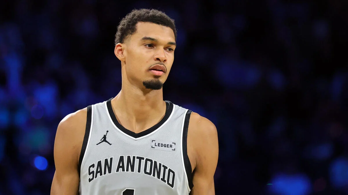 Victor Wembaneyama leaves game against Knicks with foot injury