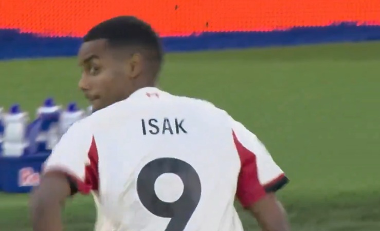 Alexander Isak scores Liverpool's first Premier League goal against West Ham (video)