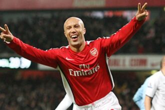 Former defender Mikael Silvestre praises Per Mertesacker's work in Arsenal's academy (video)