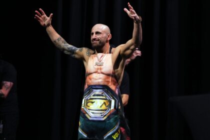 Alexander Volkanovski sings while wearing an apron during hilarious UFC 325 press conference