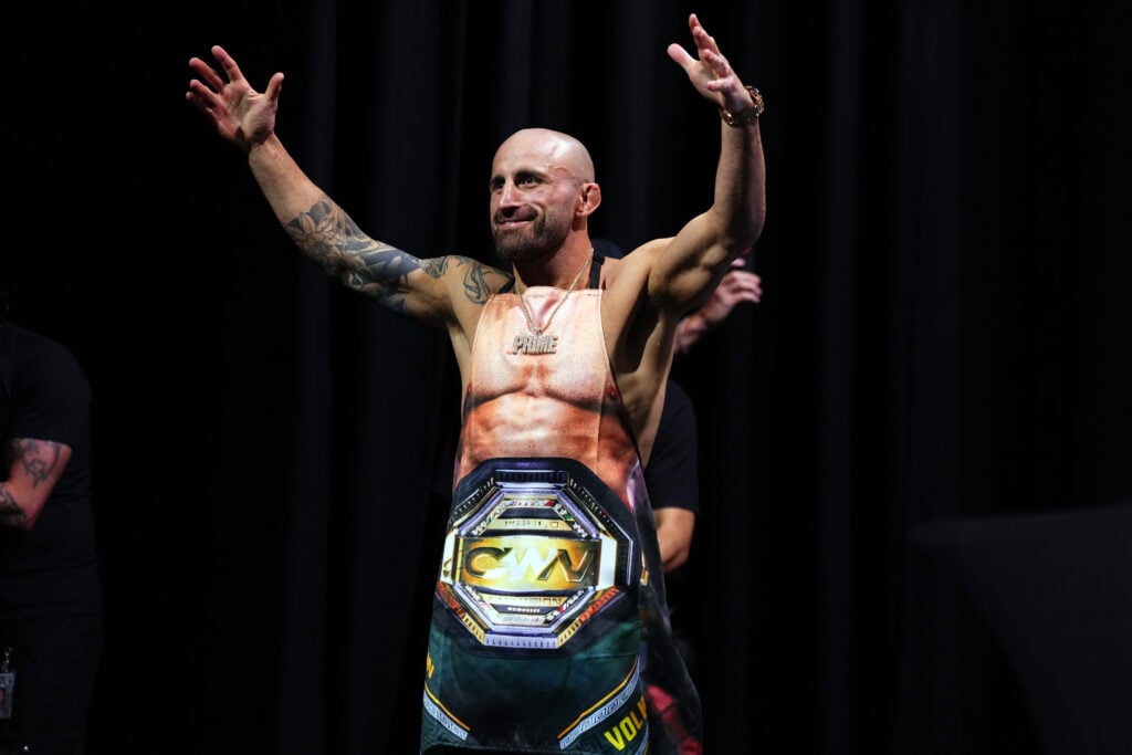 Alexander Volkanovski sings while wearing an apron during hilarious UFC 325 press conference