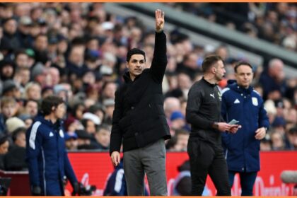 Arsenal manager Mikel Arteta shouts instructions