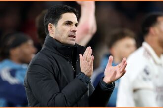 Mikel Arteta applauds the fans