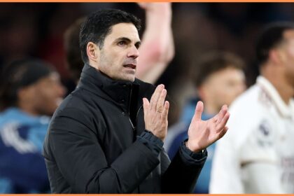 Mikel Arteta applauds the fans