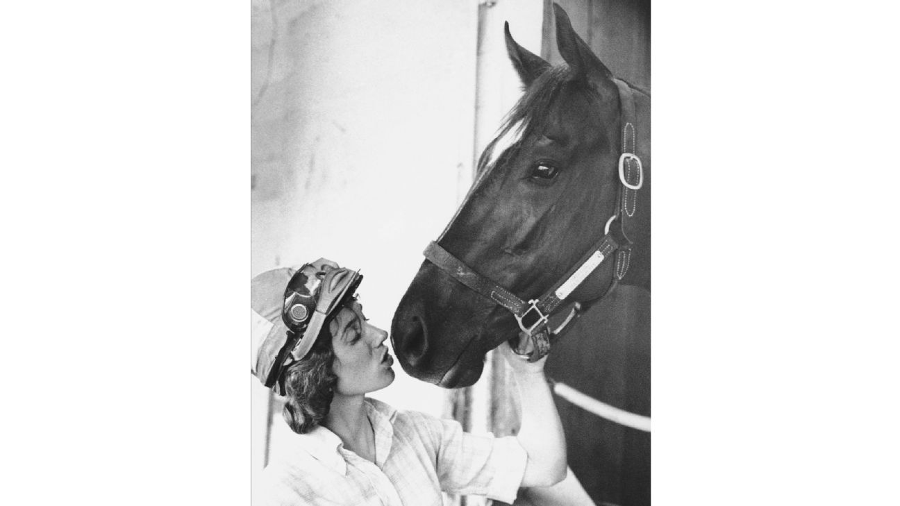 Diane Crump, the first female jockey to ride in the Kentucky Derby, dies at age 77