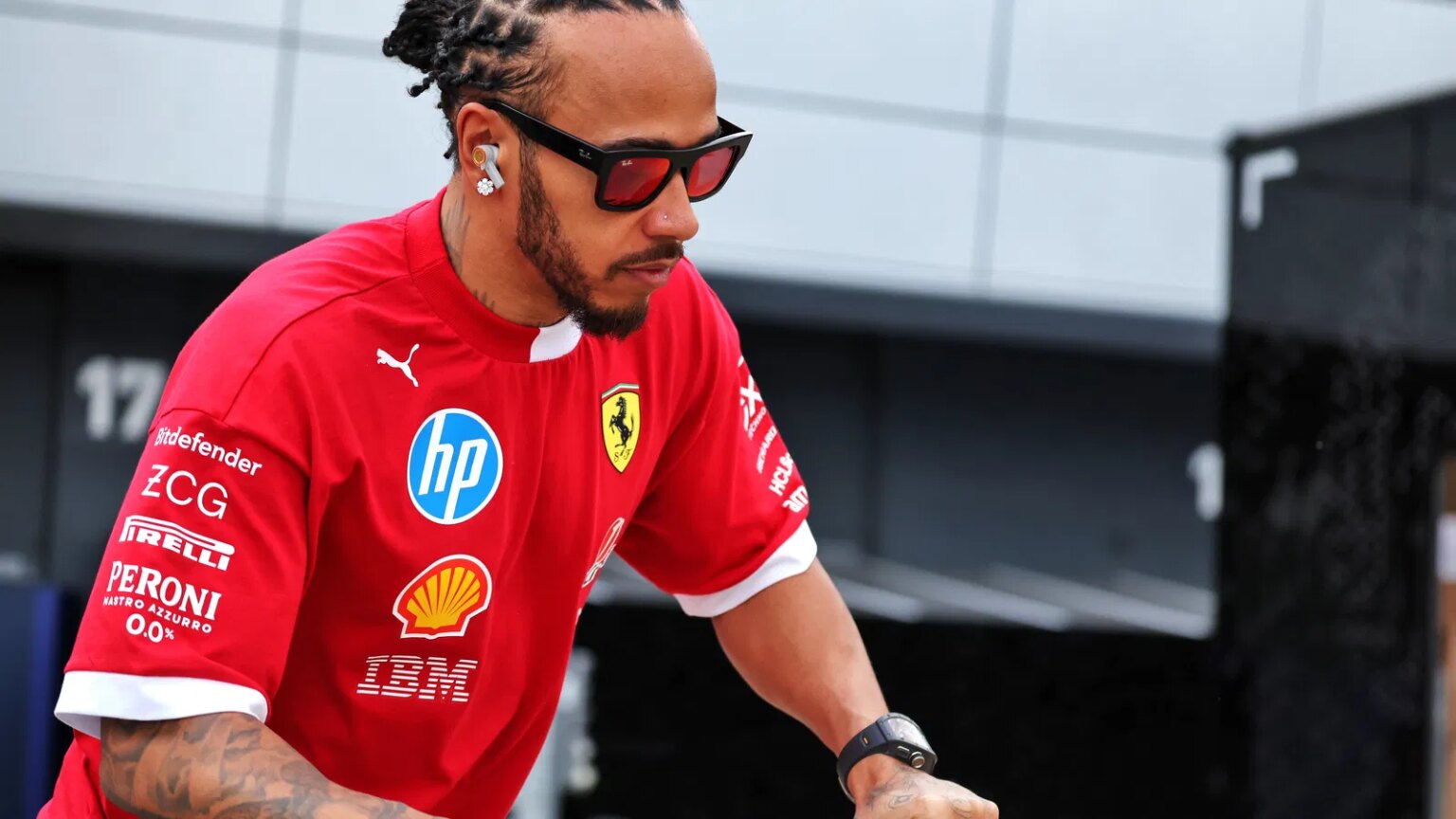 Lewis Hamilton prepares for new F1 season with KTM bike training