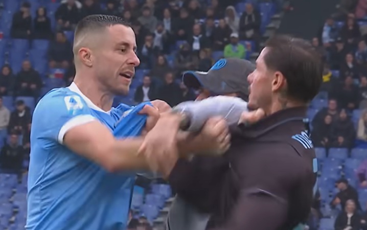 Red card for unpleasant scenes in Napoli's win over Lazio in Serie A (video)