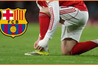 Gabriel Martinelli tying his laces