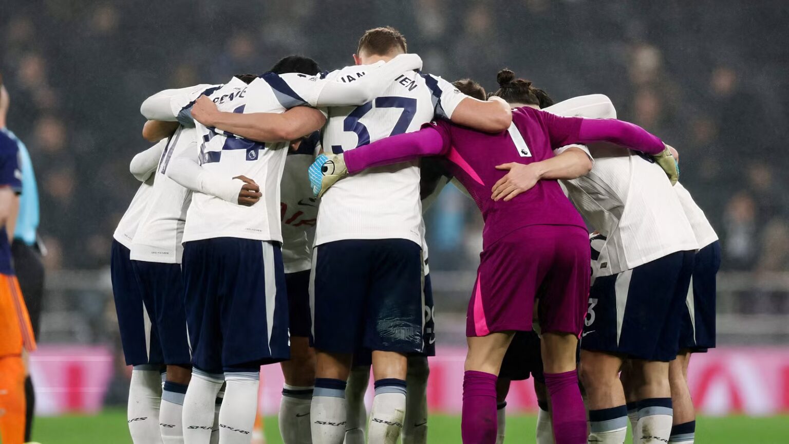 Luiz's family really wants Tottenham to appoint title-winning 'genius' manager
