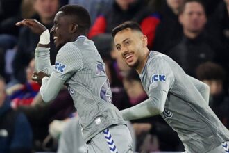 Everton midfielder Idrissa Gana Guay is happy to play alongside Dwight McNeil after failed move to Crystal Palace (video)