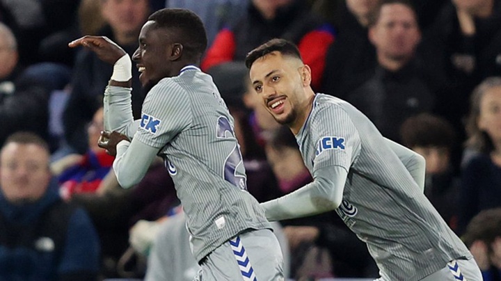 Everton midfielder Idrissa Gana Guay is happy to play alongside Dwight McNeil after failed move to Crystal Palace (video)