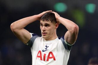 Micky van de Ven reacts during defeat to Arsenal