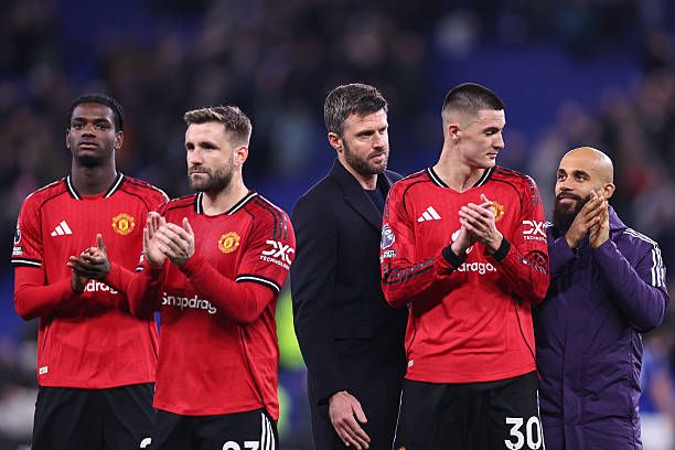 Manchester United players celebrating win vs Everton