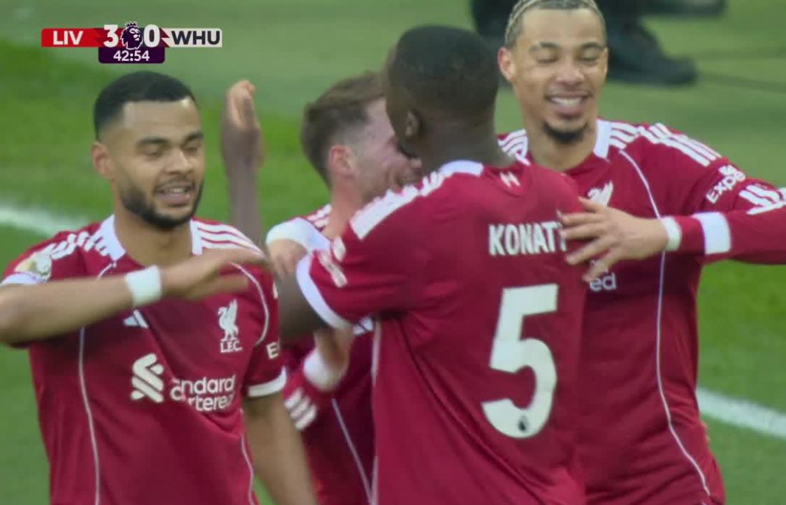 Liverpool players celebrating Alexis Mac Allister goal
