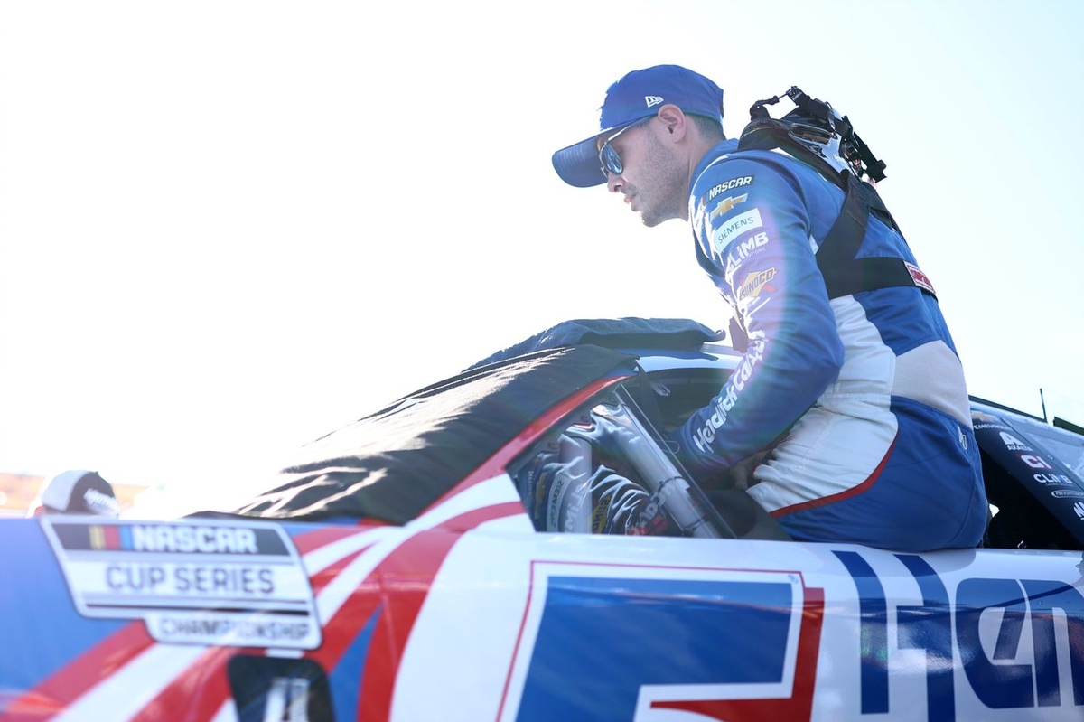 20 cars lock in Bowman-Gray feature, Kyle Larson takes crash pole