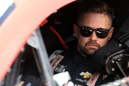 NASCAR Cup driver helps Bowman Gray shovel snow after storm