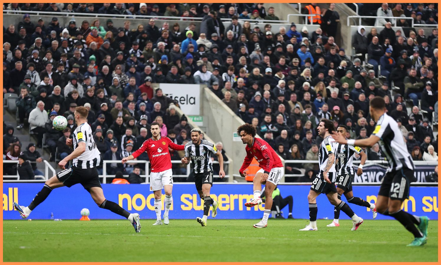 Joshua Zirkzee in action for Man Utd vs Newcastle