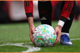 Bruno Fernandes preparing to take a corner for Manchester United