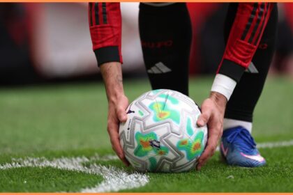 Bruno Fernandes preparing to take a corner for Manchester United