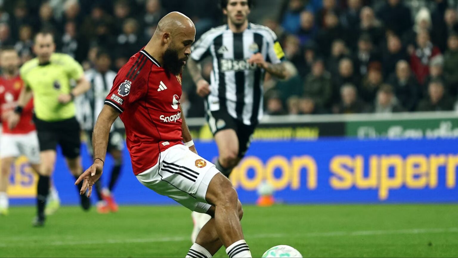 Carrick needs to put Manchester United star on the bench with zero tackles