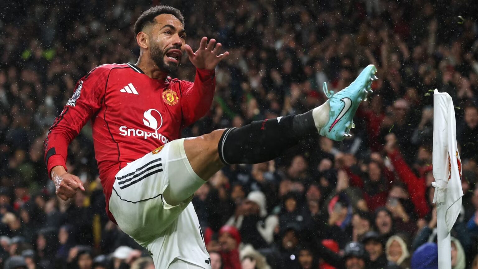 Manchester United begin contract negotiations with Barcelona superstar