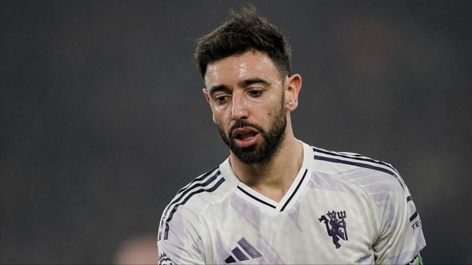 Manchester United begin talks to secure biggest contract since Fernandes' £100m deal