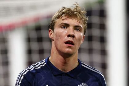 Manchester United enter summer contract talks with 'incredible' CF