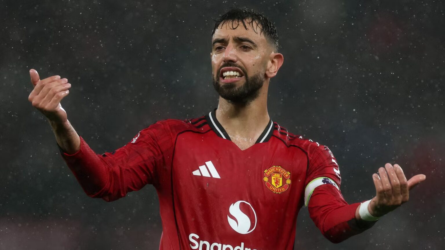 Manchester United to sign new signing Fernandes in British record transfer