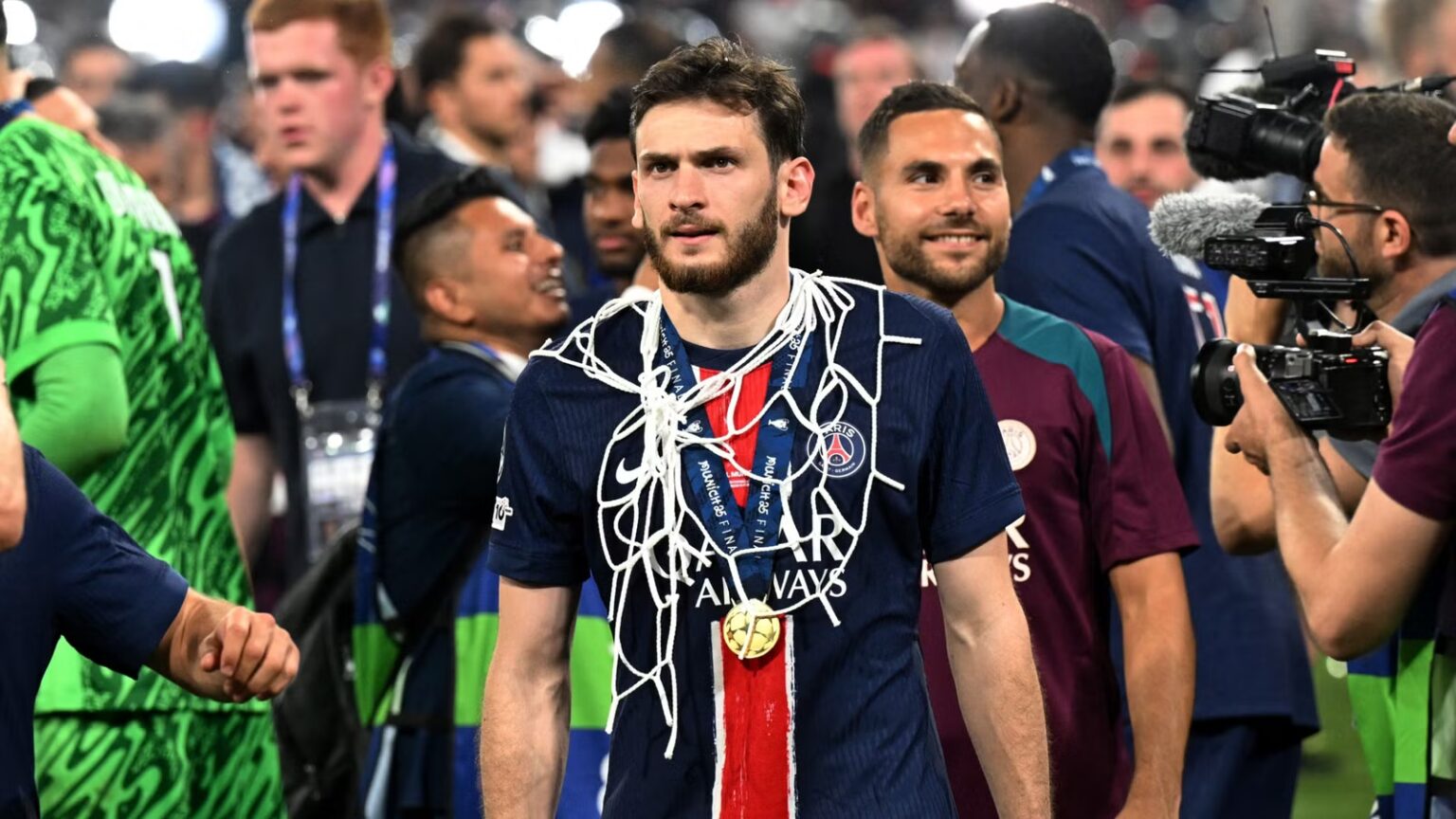 The next player, Kvaratschelia, has already agreed to sign with Arsenal in 2027.