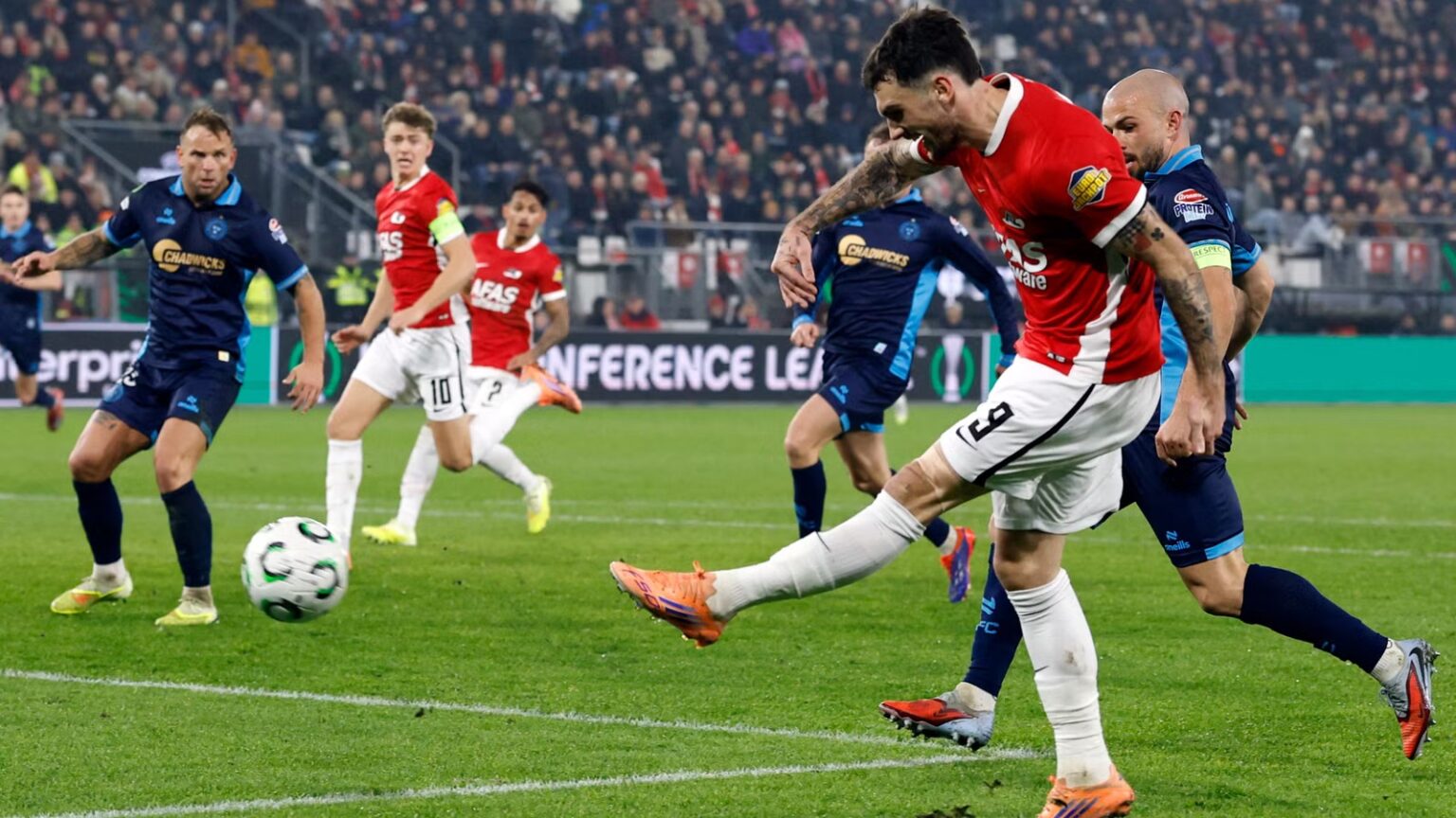 West Ham fear Leeds hijacking as race to sign Troy Parrott begins