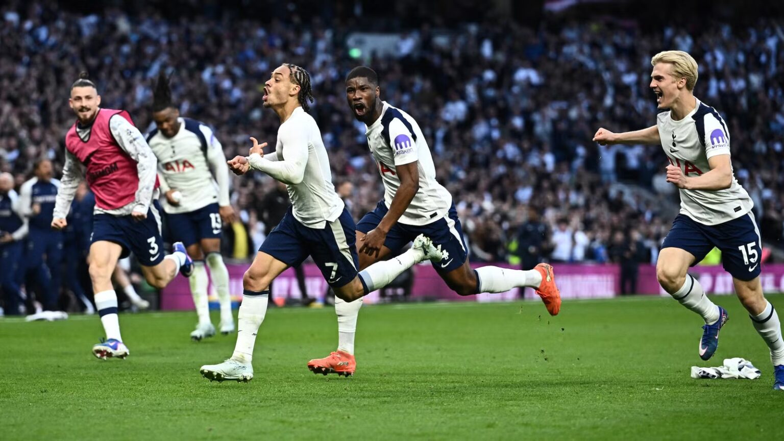 Arsenal plan surprising move to sign star player Spurs want to keep