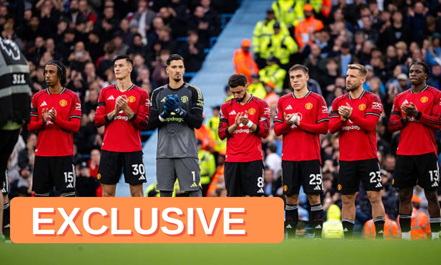 Man United players with overlay of breaking news