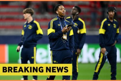 Myles Lewis-Skelly with his Arsenal teammates pre-match