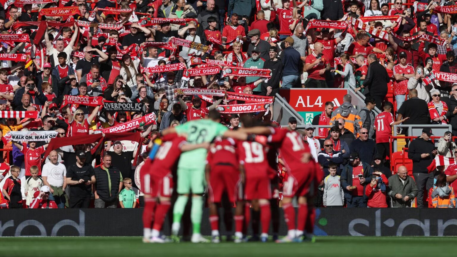 Liverpool give 'green light' to sign £61m star in talks with Man United