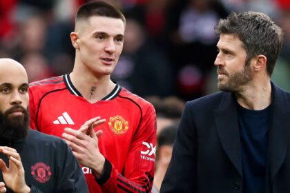 Manchester United hold contract talks with 'one of the best strikers in the world'